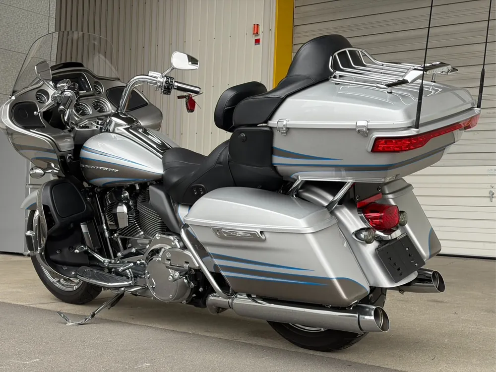 Harley-Davidson FLTRUSE1800CVO 2016, серебристый, фото 2