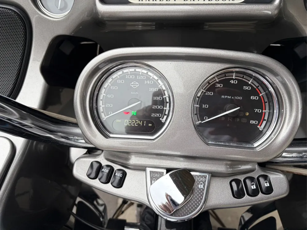 Harley-Davidson FLTRUSE1800CVO 2016, серебристый, фото 15