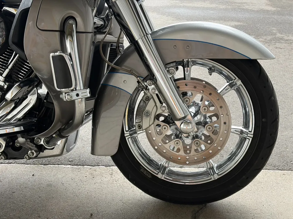 Harley-Davidson FLTRUSE1800CVO 2016, серебристый, фото 10