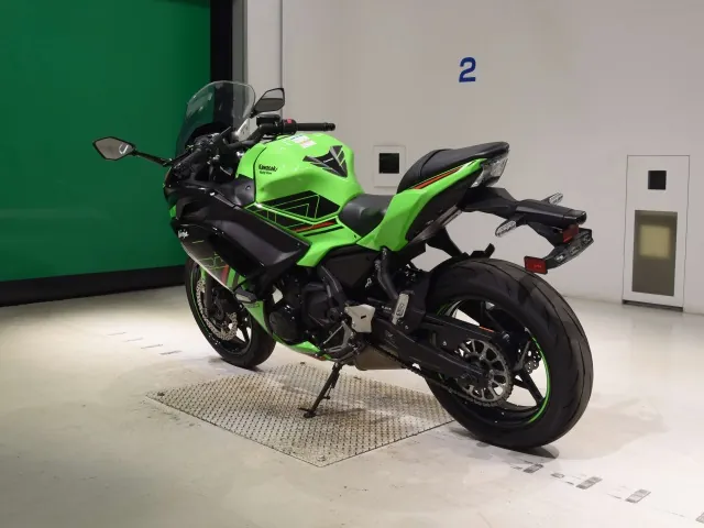 Kawasaki Z650A 2024, black | green, фото 6