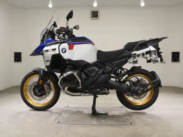BMW R1300Gs Adv Asa 2026, white | red | blue, фото 2