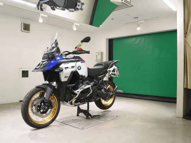 BMW R1300Gs Adv Asa 2026, white | red | blue, фото 4