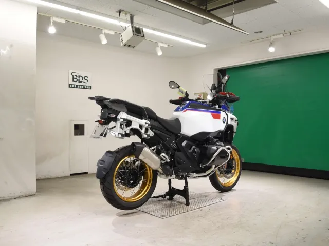 BMW R1300Gs Adv Asa 2026, white | red | blue, фото 5