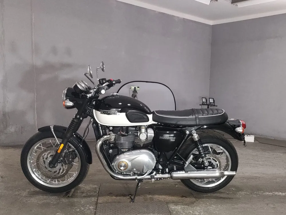 Triumph T120 Bonneville 2023, white/black, фото 2