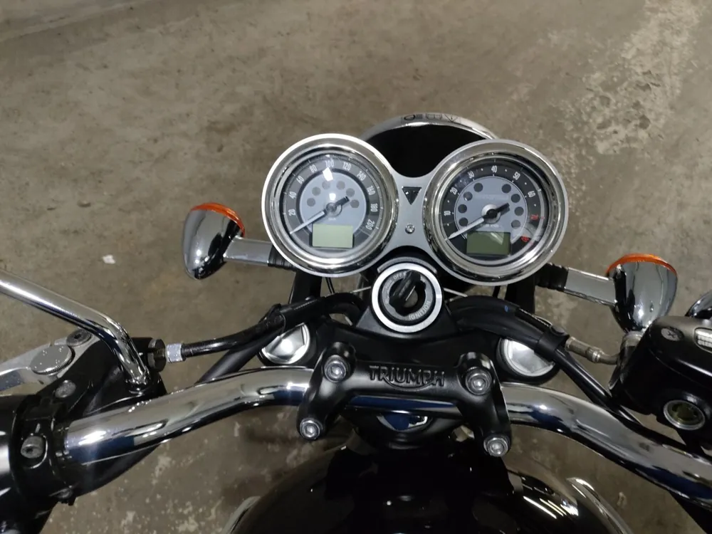 Triumph T120 Bonneville 2023, white/black, фото 5