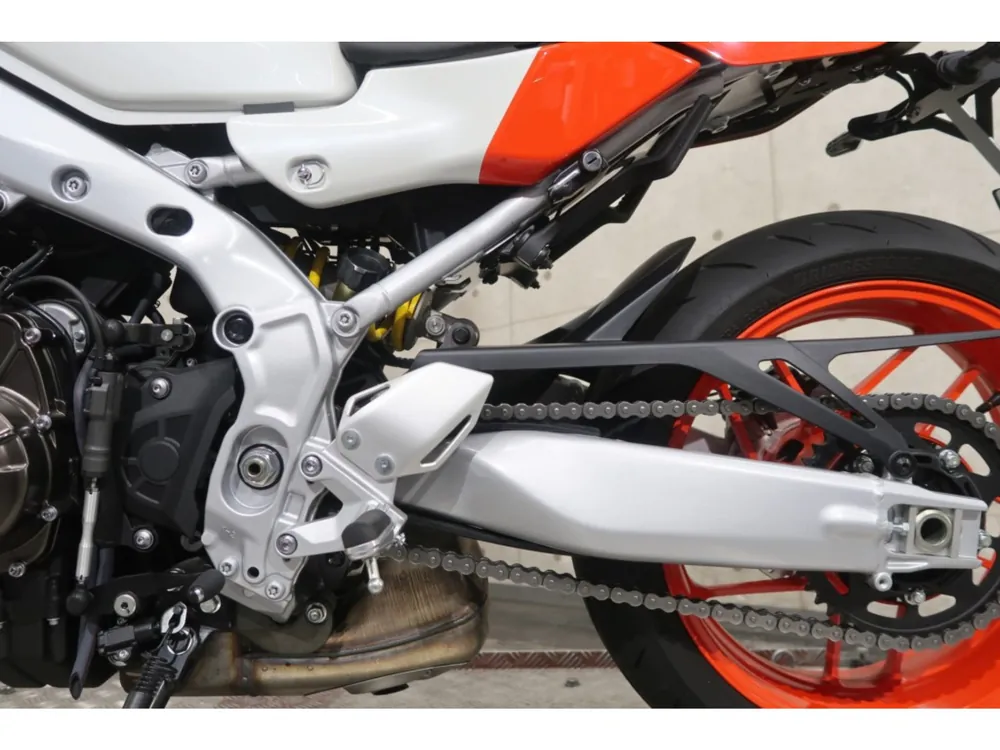 Yamaha Xsr900-2 2025, white / red / yellow, фото 18