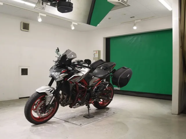 Kawasaki Z900-2 2023, silver | gunmetal, фото 4