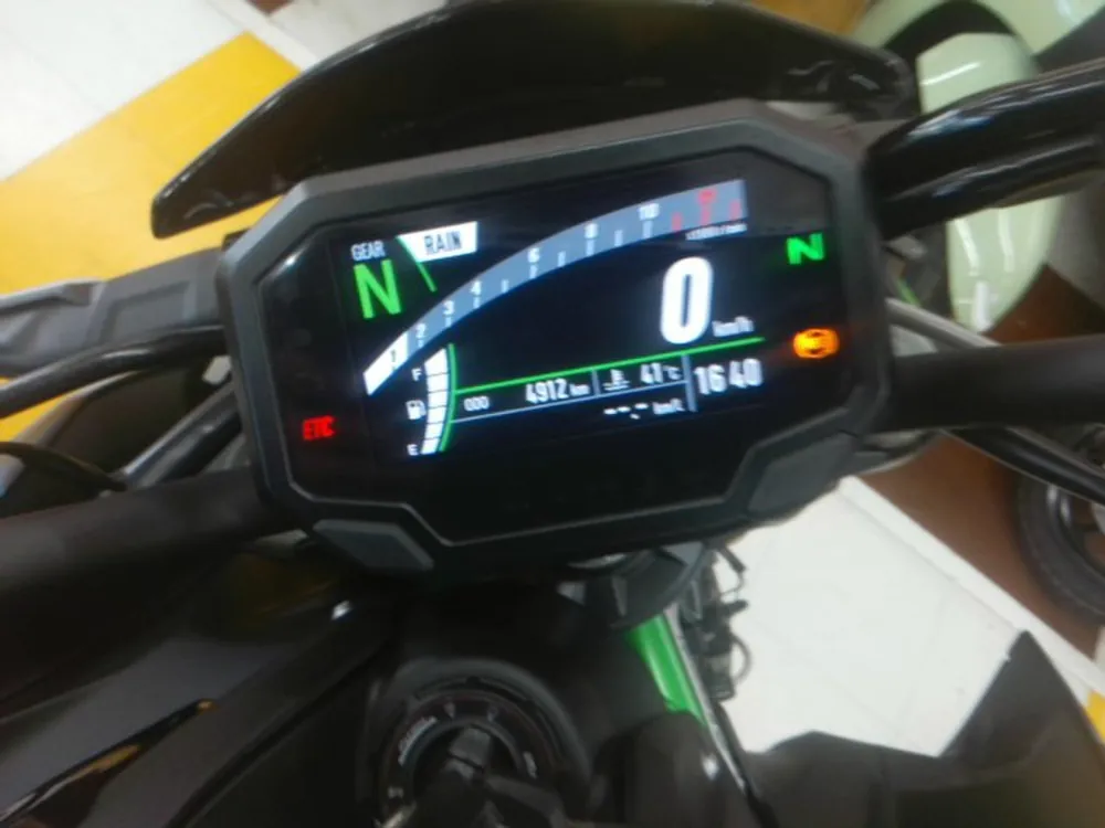 Kawasaki Z900-2 2022, чёрный, зелёный, фото 11