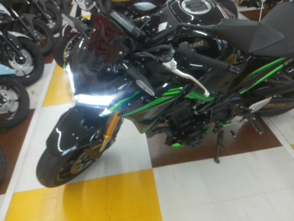 Kawasaki Z900-2 2022, чёрный, зелёный, фото 12