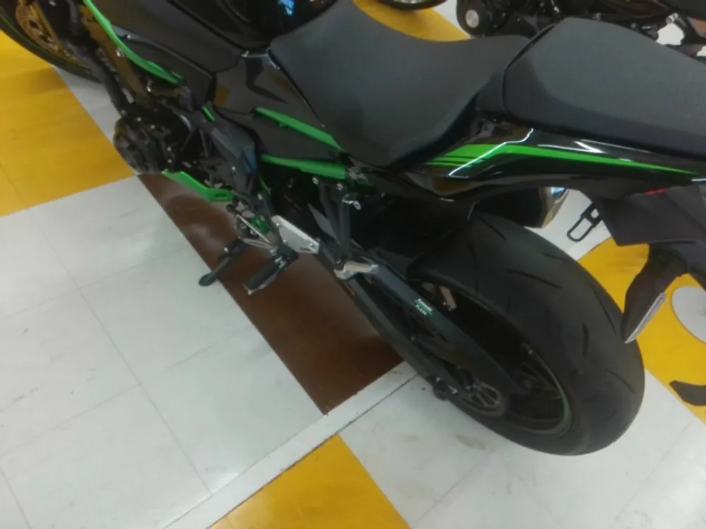 Kawasaki Z900-2 2022, чёрный, зелёный, фото 13