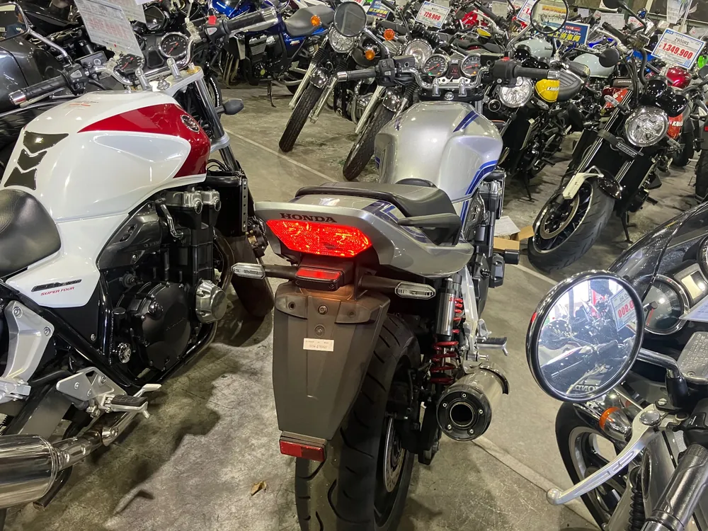 Honda CB1300 2023, серебристый, фото 3