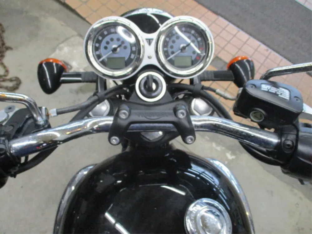Triumph Bonneville T100 2023, чёрный, фото 2