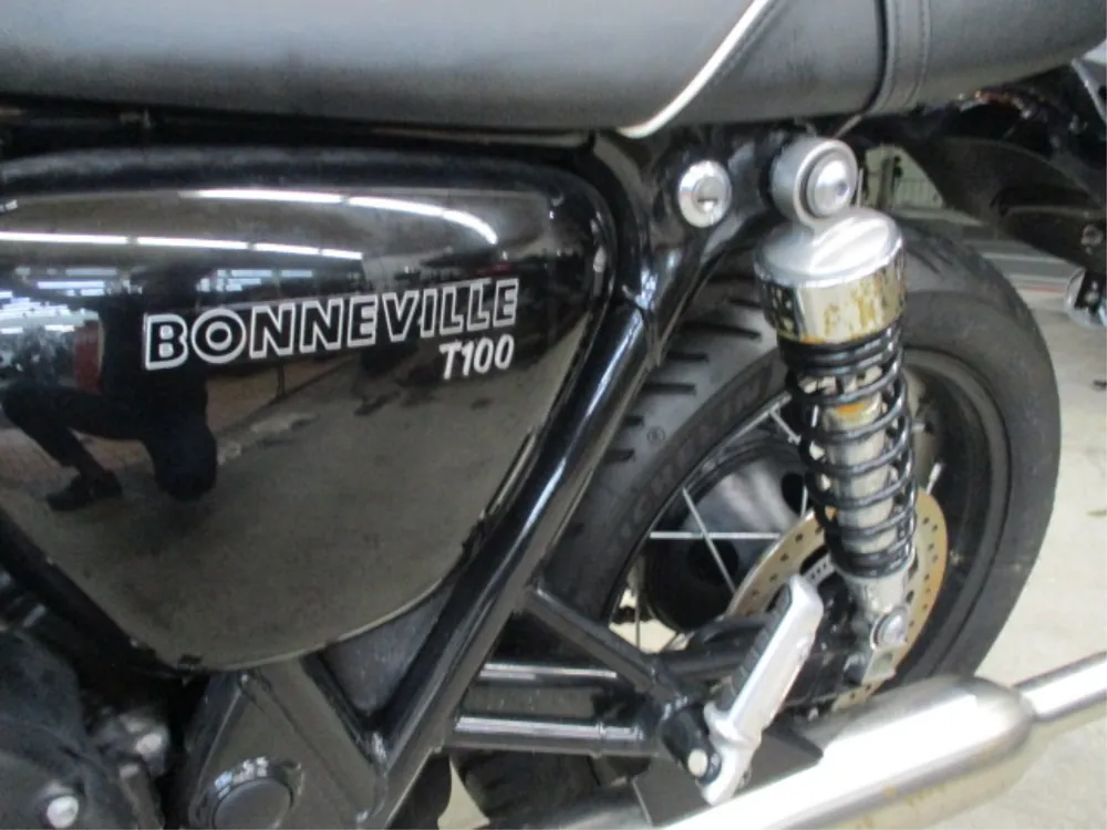 Triumph Bonneville T100 2023, чёрный, фото 14