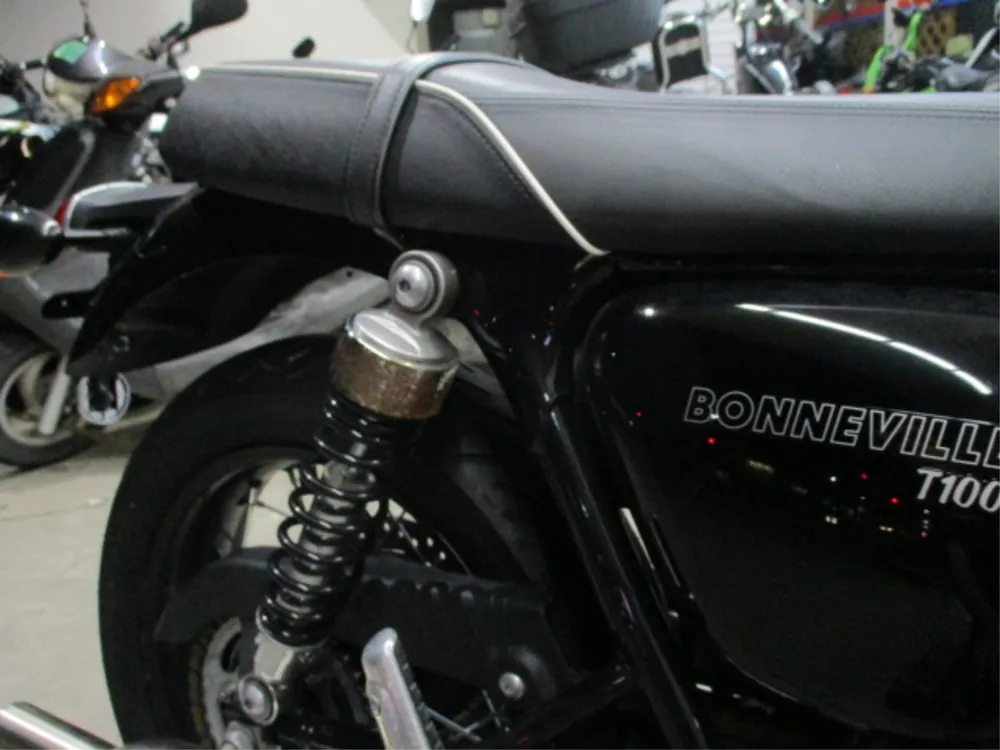 Triumph Bonneville T100 2023, чёрный, фото 18