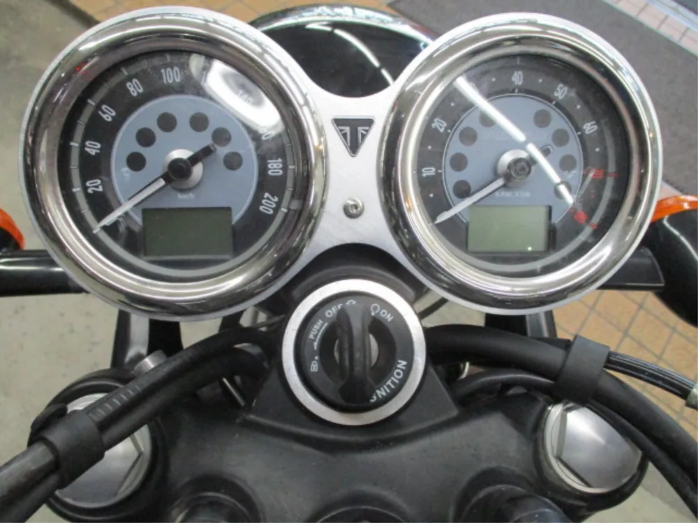 Triumph Bonneville T100 2023, чёрный, фото 3