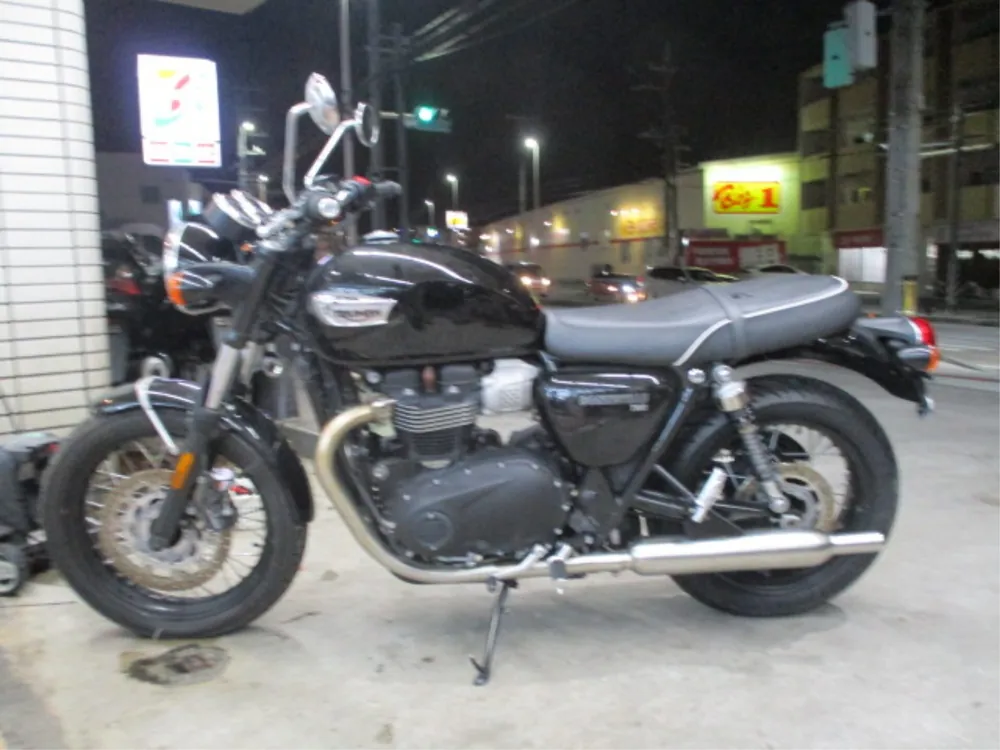Triumph Bonneville T100 2023, чёрный, фото 4