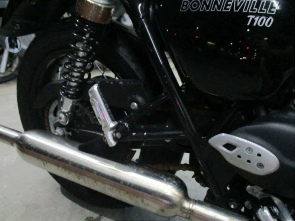 Triumph Bonneville T100 2023, чёрный, фото 7