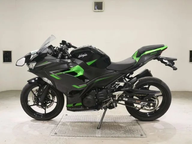 Kawasaki Z400 2023, black | green, фото 2