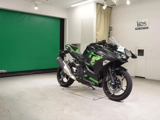 Kawasaki Z400 2023, black | green, фото 3