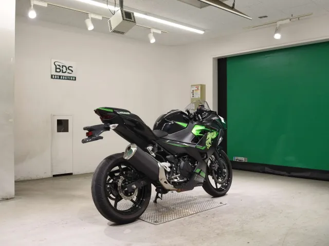 Kawasaki Z400 2023, black | green, фото 5