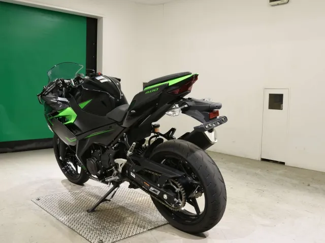 Kawasaki Z400 2023, black | green, фото 6