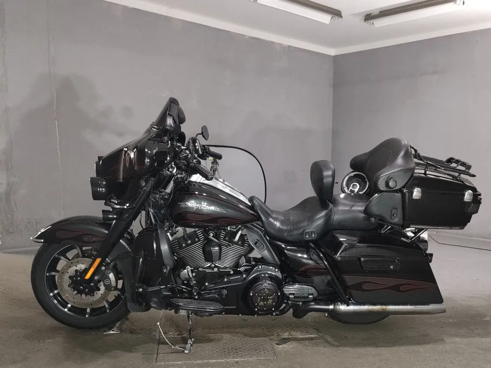 Harley-Davidson FLHTCUSE1800CVO 2010, чёрный, фото 2