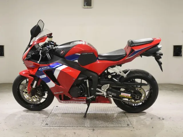 Honda CBR600RR 2021, белый, красный, синий, фото 2