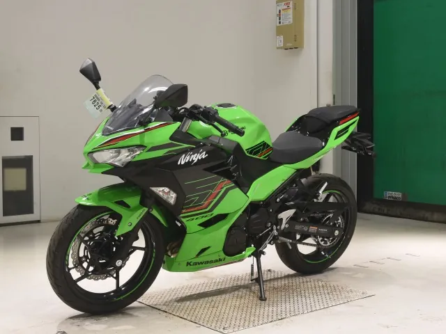 Kawasaki Z400 2025, black | green, фото 4