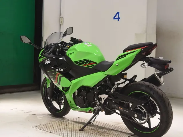 Kawasaki Z400 2025, black | green, фото 6