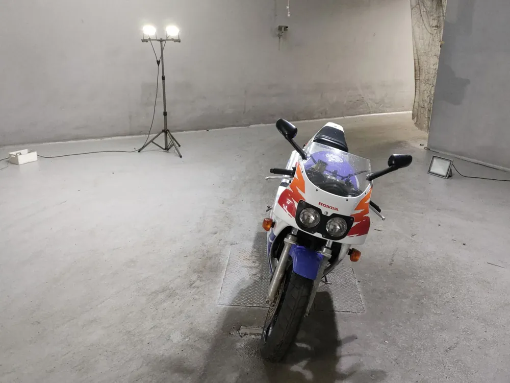 Honda CBR400RR 1994, белый, фото 3