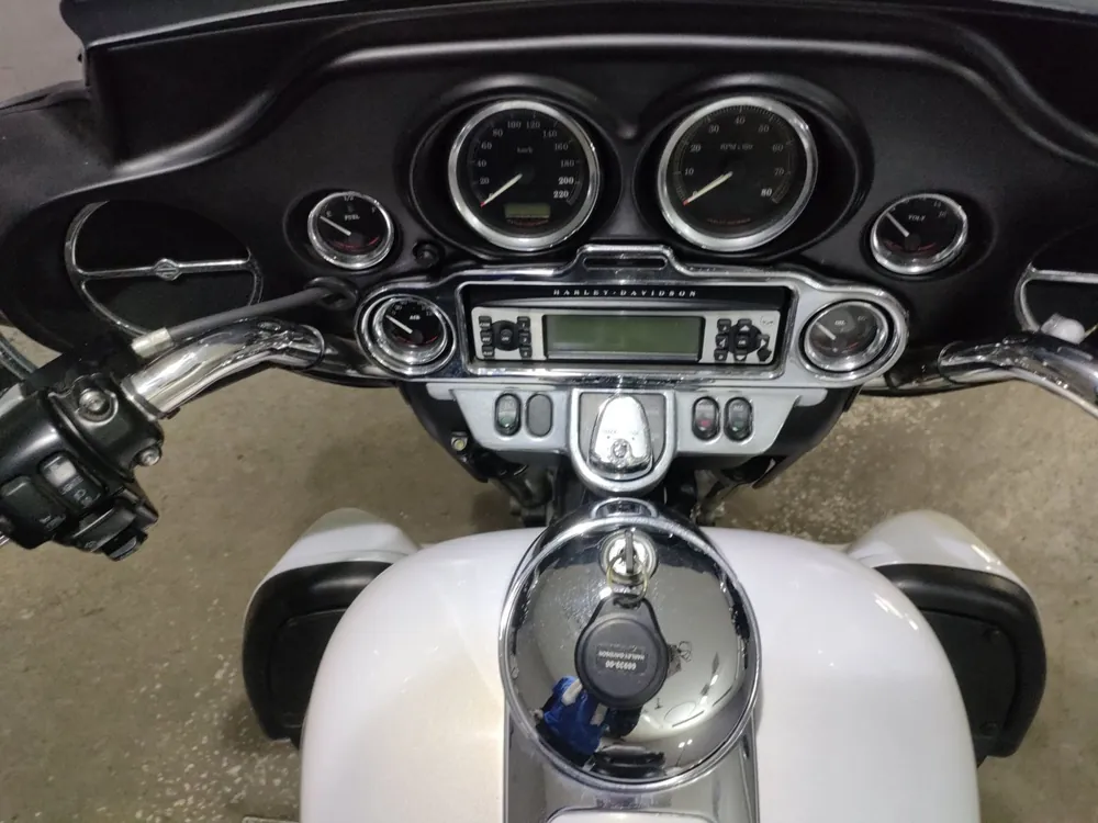 Harley-Davidson FLHTC1580 2008, белый, фото 5