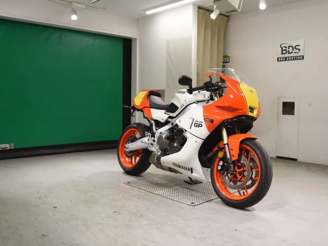 Yamaha XSR900GP 2024, white | orange, фото 3
