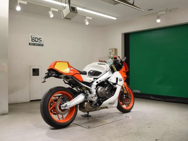 Yamaha XSR900GP 2024, white | orange, фото 5