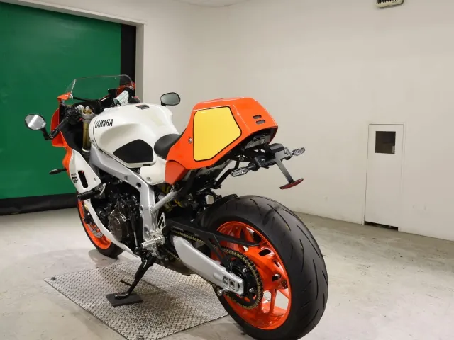 Yamaha XSR900GP 2024, white | orange, фото 6