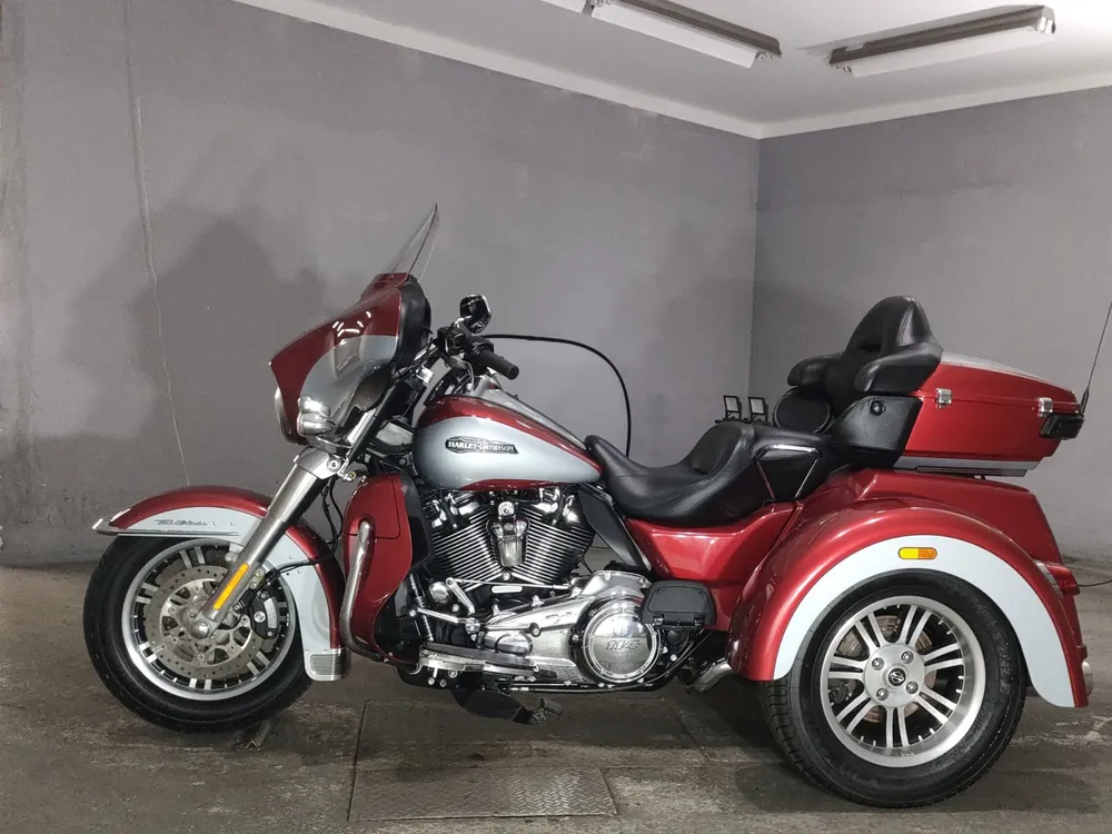 Harley-Davidson FLHTCUTG1870 TRIKE 2019, silver / red, фото 2