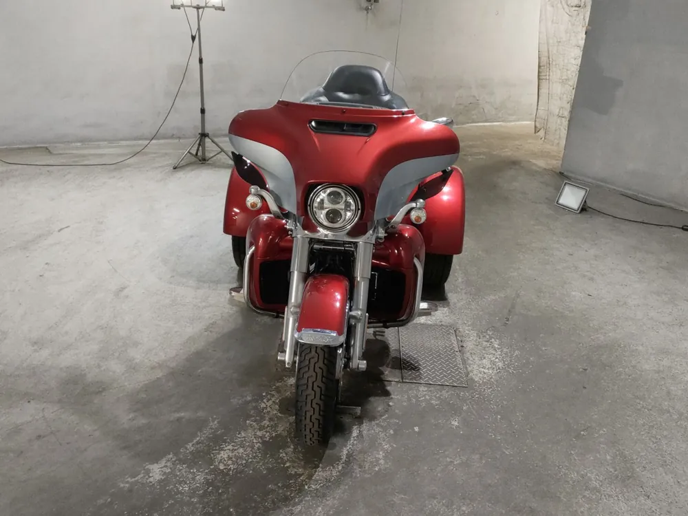 Harley-Davidson FLHTCUTG1870 TRIKE 2019, silver / red, фото 3